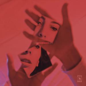 在楼道里做爽翻H男男
