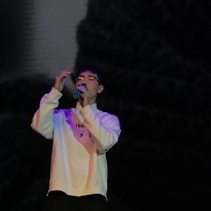 在楼道里做爽翻H男男
